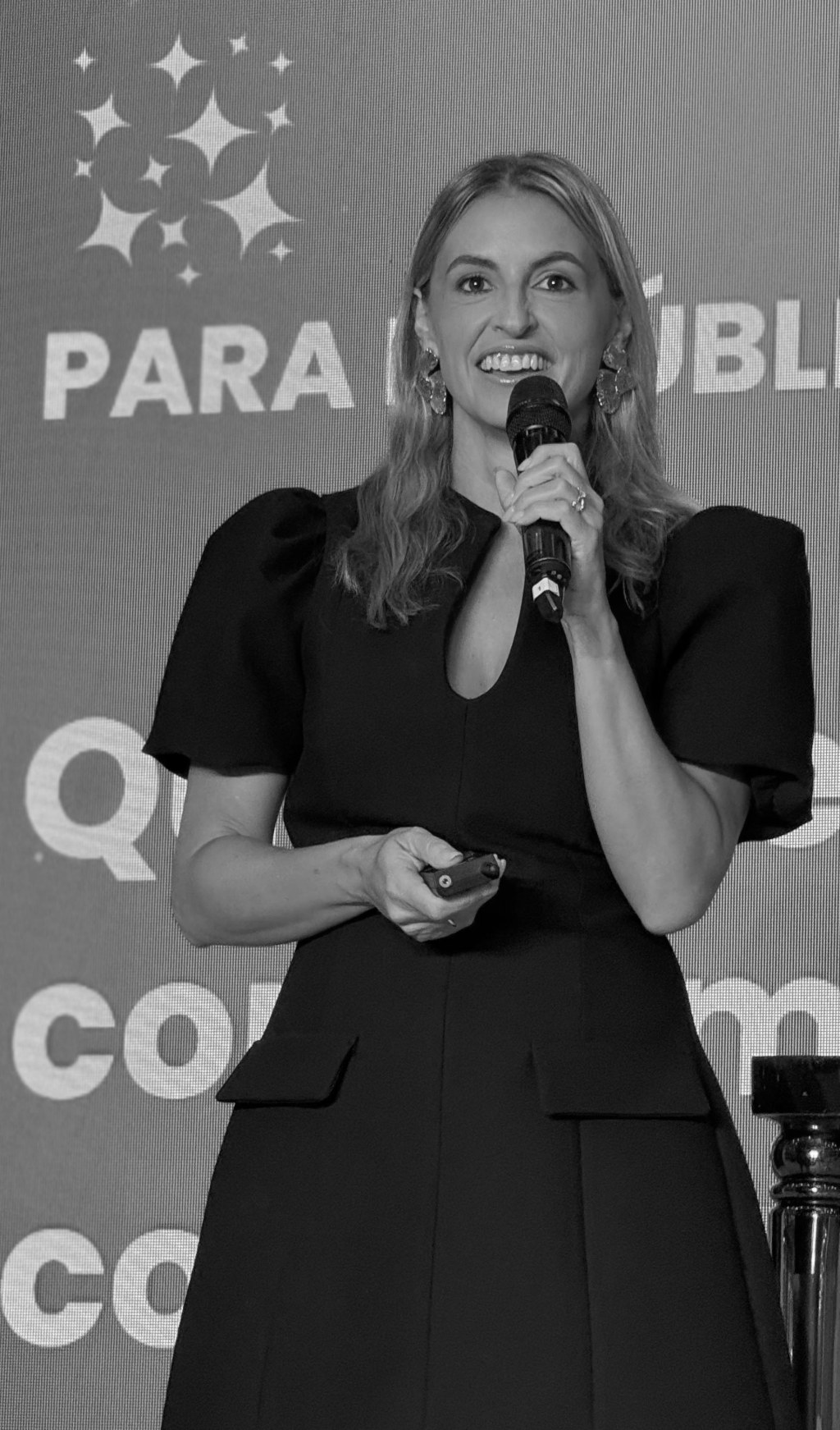 Rebeca Barzuna con micrófono dando una charla