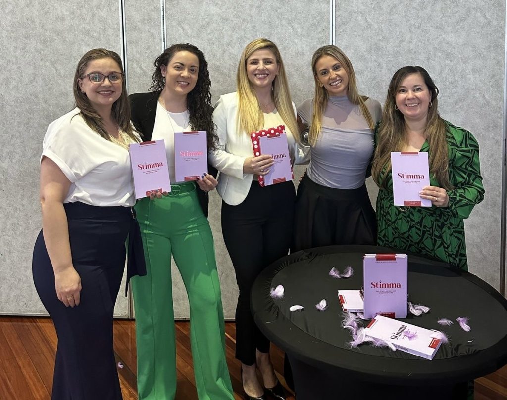 Lectoras con el libro Stimma junto a Rebeca Barzuna