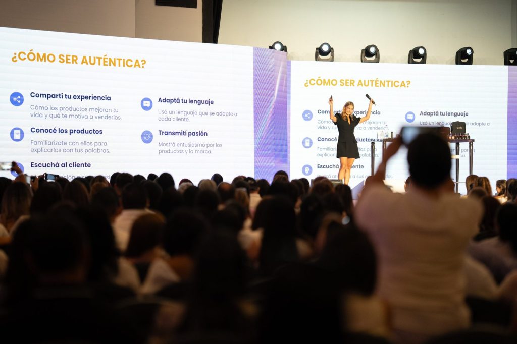 Rebeca Barzuna en escenario durante su charla de imagen personal y autenticidad