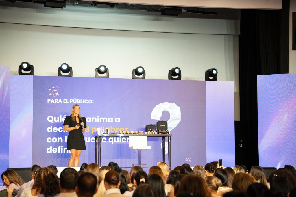 Rebeca Barzuna conferencista frente a cientos de emprendedoras de venta directa